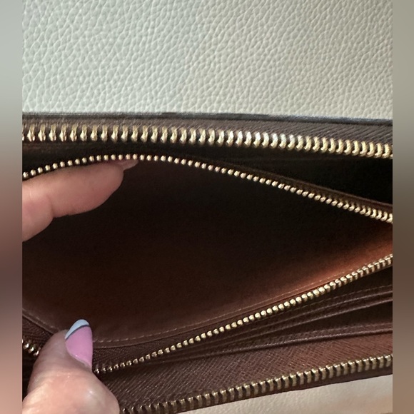 Louis Vuitton Monogram Zippy Wallet - Like New - Picture 6 of 14